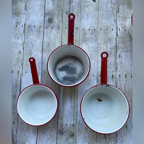 Three vintage enamelware pots. Red and white - Picture 1 of 8